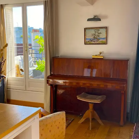 Pleasant With Terrace In Belleville *